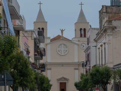 Oggi la chiesa (posta di fronte a via Garibaldi) si presenta con la sua facciata color crema...